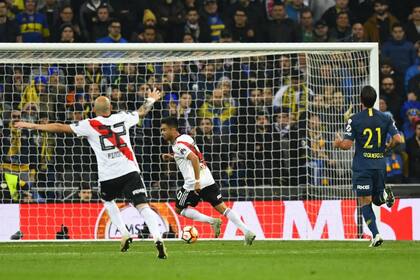 Pity Martínez sella el 3-1 de River sobre Boca, en la final de la Libertadores 2018, en Madrid; desde la mirada internacional, los Millonarios fueron más que los xeneizes, pero en el plano local, la década quedó marcada por el descenso