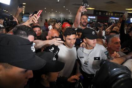 Gonzalo Montiel, al llegar a Ezeiza; algo parecido ocurrió a la salida de la revisión médica