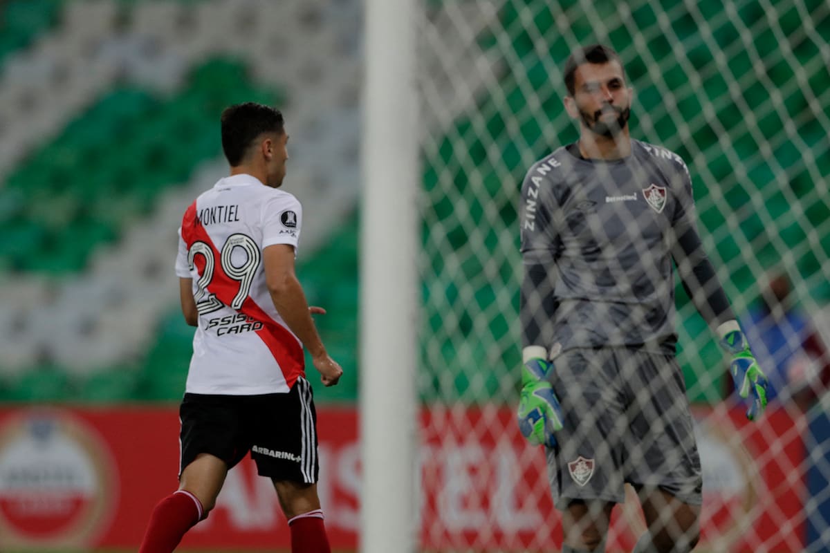 Gonzalo Montiel celebra su gol de penal, por la Copa Libertadores 2021, ante Marcos Felipe, arquero de Fluminense, en Brasil; el guardavallas, que no fue muy elogioso con Enzo Pérez, será el próximo rival de River en el Monumental