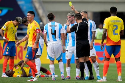 Gonzalo Montiel, de la selección de Argentina, recibe una tarjeta amarilla del árbitro Piero Maza durante un partido de la eliminatoria mundialista ante Colombia, el martes 10 de septiembre de 2024, en Barranquilla (AP Foto/Ricardo Mazalán)