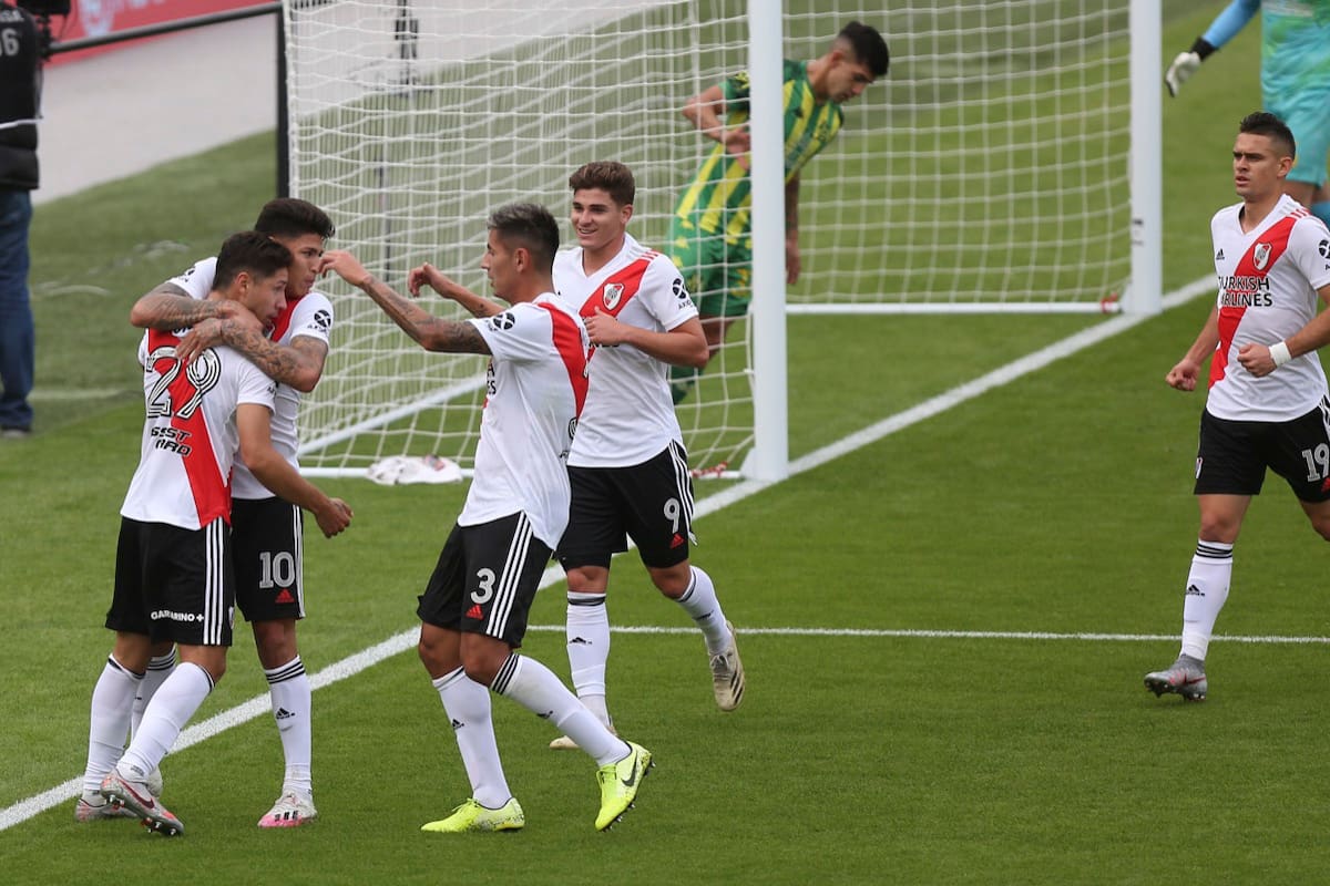 Gonzalo Montiel, de penal, anota el 1 a 0 para River ante Aldosivi.
