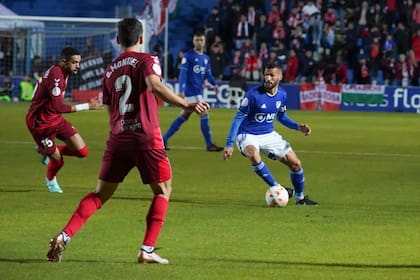 Gonzalo Montiel defiende; el defensor fue titular en la victoria que clasificó a Sevilla para los octavos de final.