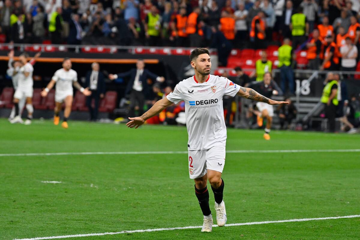 Gonzalo Montiel, del Sevilla, festeja tras convertir un penal en la tanda que definió la final de la Liga Europa ante la Roma el miércoles 31 de mayo de 2023 en Budapest; el argentino ahora jugará en la Premier League