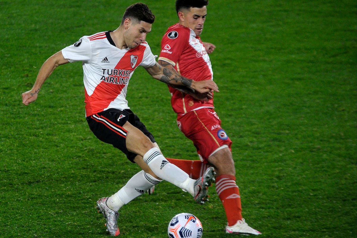 Gonzalo Montiel, en el choque contra Argentinos, por la Libertadores; defiende y ataca