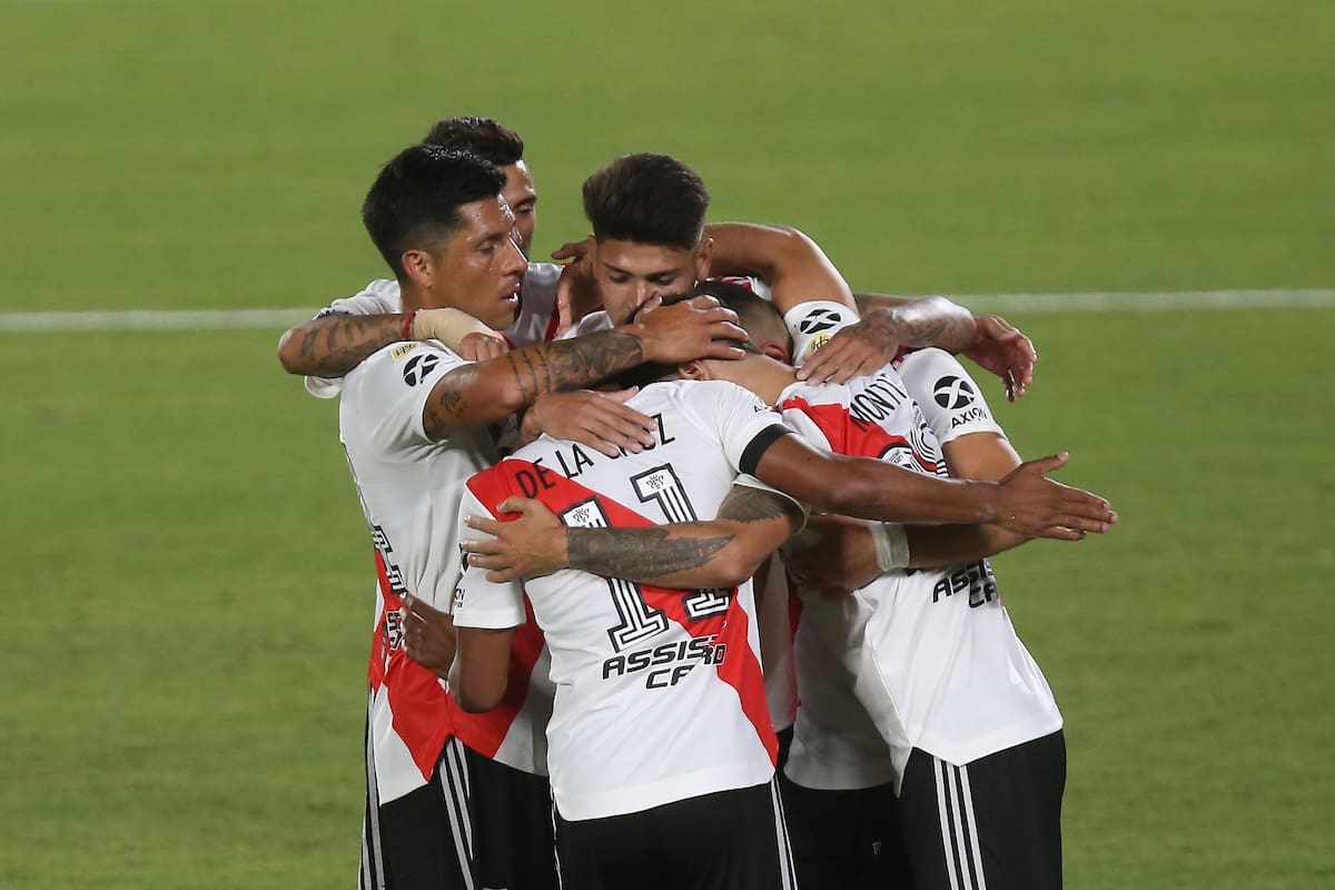 Gonzalo Montiel festeja su gol de penal durante el partido que disputan River Plate y Rosario Central.