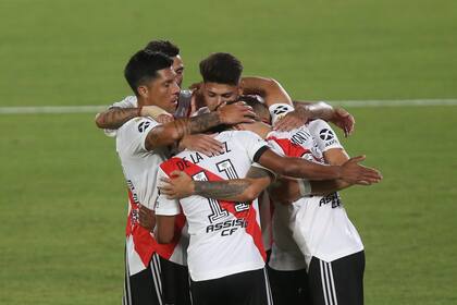Gonzalo Montiel festeja su gol de penal durante el partido que disputan River Plate y Rosario Central.