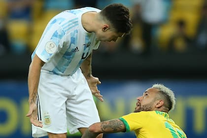 Gonzalo Montiel reacciona contra Neymar durante la final de la Copa América Brasil 2021 entre Brasil y Argentina, el 10 de julio; a los pocos días, el defensor de River ya estaba jugando por la Copa Libertadores.