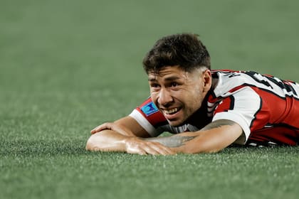 Gonzalo Montiel se frustra al no poder llegar al empate