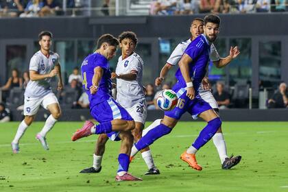 Gonzalo Montiel y José Manuel López, otro 9 que estuvo en el radar de Scaloni para la selección, jugando ante Puerto Rico