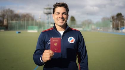Gonzalo Peillat muestra el pasaporte alemán.