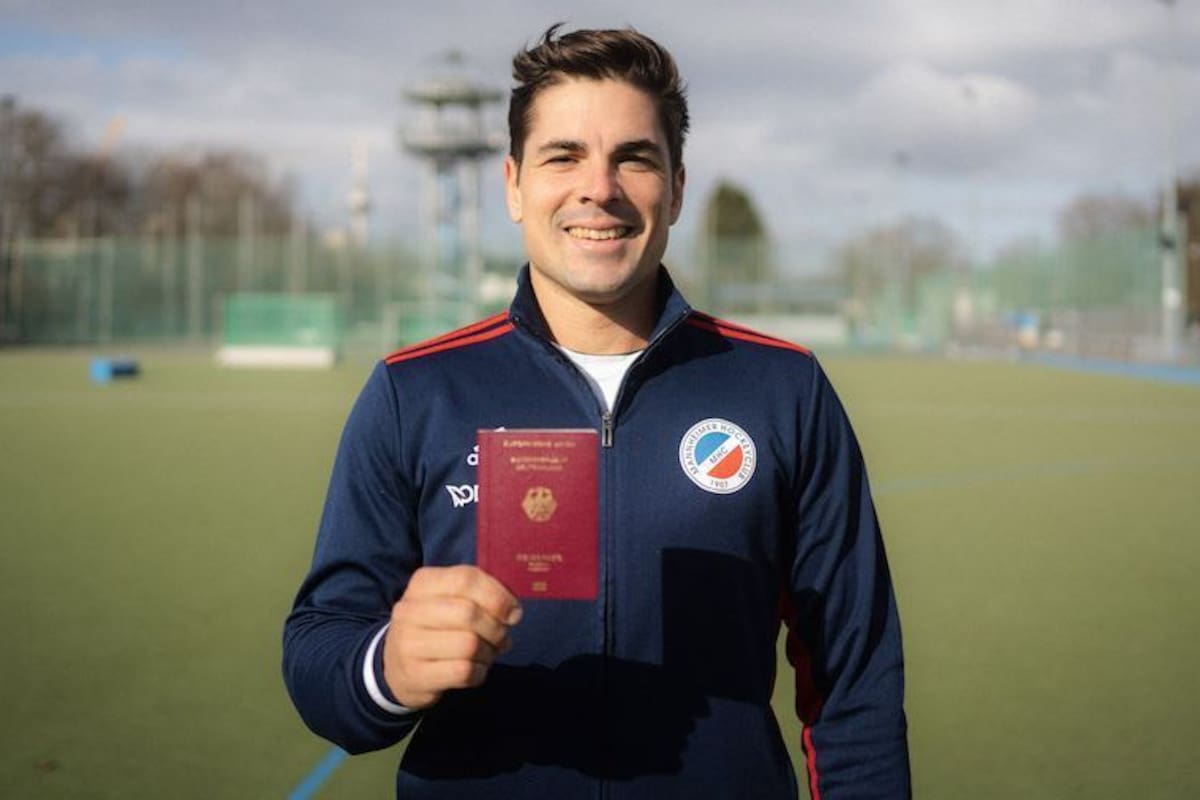 Gonzalo Peillat muestra el pasaporte alemán: es la confirmación de su despedida de los Leones, luego de cuatro años de ausencia