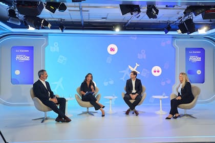 Gonzalo Pérez Corral, country manager de JetSMART Argentina; Carla Quiroga (LA NACION); Gonzalo Alejandro Romero, gerente general para Argentina y Brasil de Air Europa Líneas Aéreas; y Perla Fagundez, fundadora y CEO de AeroWise