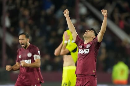 Gonzalo Pérez e Izquierdoz celebran la clasificación de Lanús; el Granate vuelve a la final de la Sudamericana (AP Foto/Gustavo Garello)