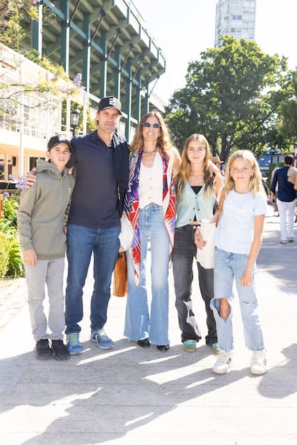 Gonzalo Pieres y María Rapetti con sus hijos Indalecio, Violeta y Azucena.