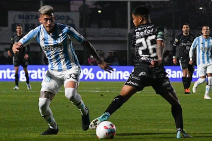 Gonzalo Piovi intenta dejar en el camino a Yair Arismendi