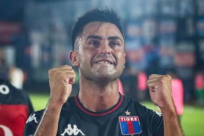 Gonzalo Pity Martínez festeja su golazo sobre el final, el que le dio el 3-1 a Tigre ante Racing, por la fecha 3 del torneo Apertura