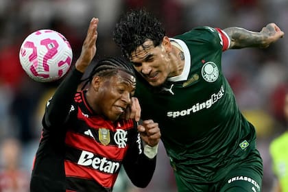 Gonzalo Plata en un duelo con Gustavo Gómez en el Flamengo vs. Palmeiras de este domingo pasado, por el torneo brasileño