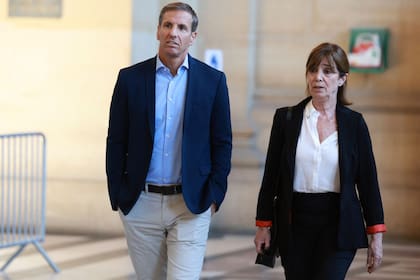 Gonzalo Quesada camina con Cecilia Aramburú, la madre del exrugbier asesinado, por el Tribunal de París donde declaró esta semana