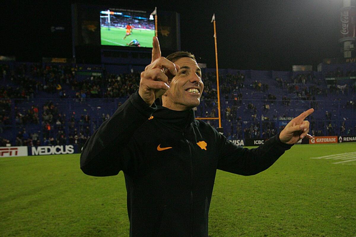 Gonzalo Quesada festeja, pero parece dirigir una orquesta; algo parecido fue un Jaguares afinado que deleitó ante Brumbies en una semifinal del Súper Rugby.