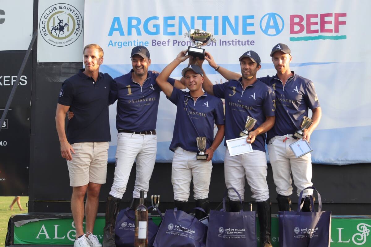 Gonzalo Quesada junto al equipo ganador, Adelante Polo Team