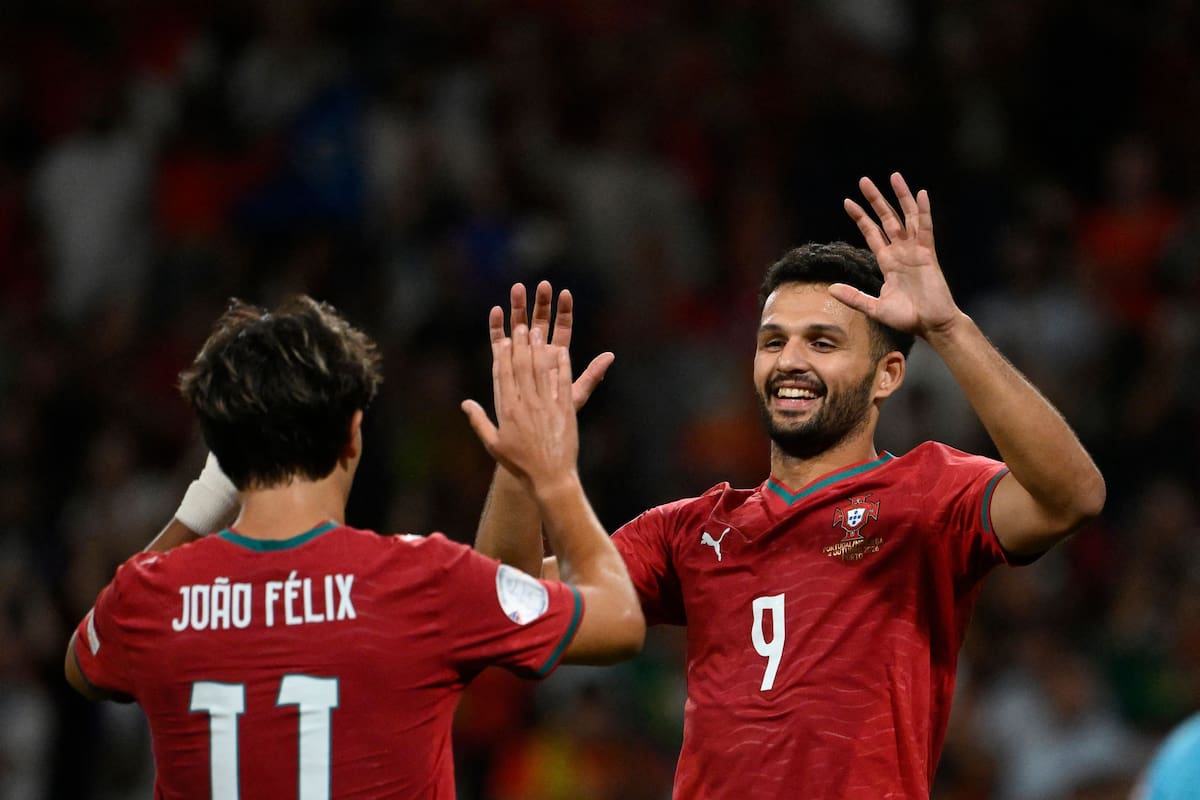 Gonzalo Ramos, autor del gol del triunfo de Portugal y titular tras la salida de Cristiano Ronaldo, festeja con Joao Felix