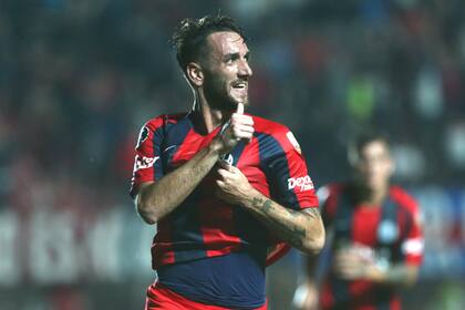 Gonzalo Rodríguez celebra su gol sobre el final del primer tiempo