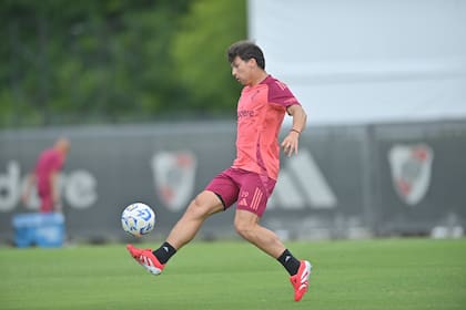 Gonzalo Tapia, en un entrenamiento de River; el delantero chileno busca la mejor adaptación al fútbol argentino