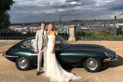 Gonzalo y Liga fueron del civil hasta la fiesta en un Jaguar E-Type.
“Se trata de una zona con lomadas y árboles, a 15 minutos de París”, contaron.