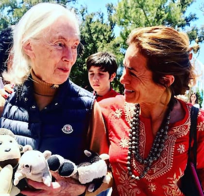 Goodhall, junto a Isabel de Estrada