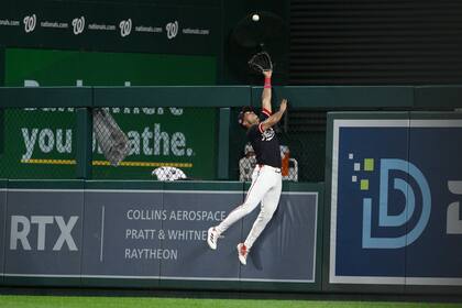 Goodman y Moniak disparan jonrones en la 9na y los Rockies vencen 6-4 a los Nacionales