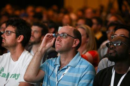 Asistentes de la conferencia de desarrolladores I7O con los anteojos Google Glass