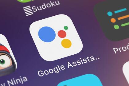 Google Assistant funciona a través de comandos de voz y un software de inteligencia artificial