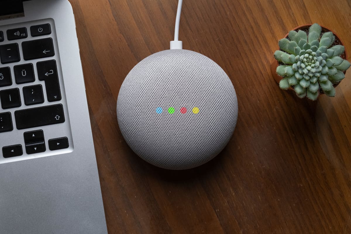 Google cambia el cerebro detrás de los parlantes conectados: reemplazará al Asistente clásico por la IA Gemini, lo que permitirá un diálogo más natural, según la empresa