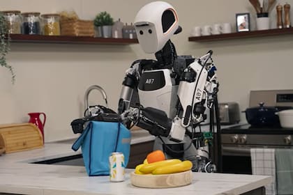 Google DeepMind presentó una versión de su IA Gemini diseñada para manejar un robot, lo que le permite interactuar con el mundo físico