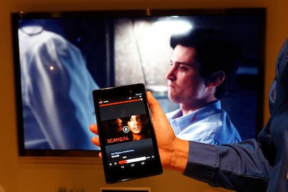 Google Chromecast es un dispositivo con conexión HDMI que permite sumar funciones de Smart TV a una vieja pantalla