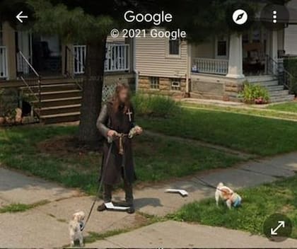 Google Maps captó a un hombre vestido de caballero medieval mientras paseaba a sus perros (Crédito: Daily Star)