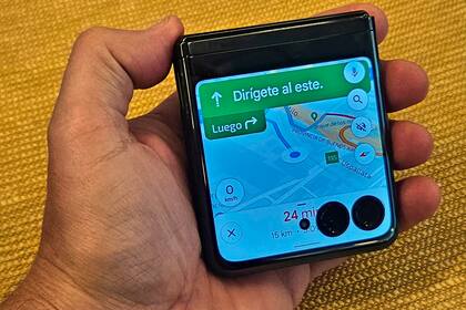 Google Maps en la pantalla externa del Razr 40 Ultra; la interfaz se puede ajustar para que termine antes de las cámaras y no quede nada oculto en esa zona