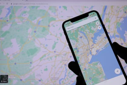 Google Maps lleva un registro de todas las ubicaciones recorridas, un ajuste que está activado de forma predeterminada en teléfonos Android y iPhone