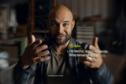 Google mostró una demo en la que unos anteojos son capaces de traducir lo que dice otra persona y mostrarla como un subtitulado proyectado sobre los cristales de los anteojos