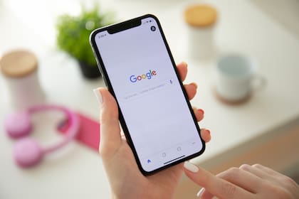 Google ofrece algunas herramientas que permiten encontrar vuelos y hospedaje baratos