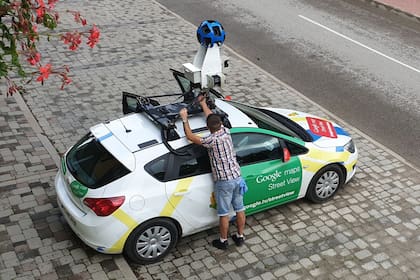 Google Street View es el servicio que permite ver las fachadas de las calles en los mapas de la compañía, y que se hace con un auto tomando fotos en 360 grados, por lo que muchas veces retrata escenas de la vida cotidiana y a la gente que va por la calle