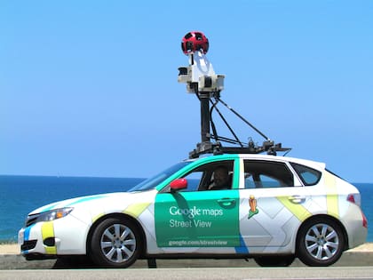 Google Street View es un servicio que permite ver las fachadas de las casas y las calles en los mapas de la compañía, y que se hace con un auto tomando fotos en 360 grados, por lo que muchas veces retrata escenas de la vida cotidiana