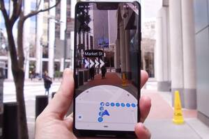 Google Street View registró la divertida caída de un hombre en la vía pública. La captura se convirtió en viral en las últimas horas