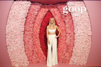 Goop es el emprendimiento multimillonario de Paltrow, que produce documentales para Netflix con consejos sobre sexo y pareja y vende productos de bienestar y belleza que son tan marketineros como polémicos.