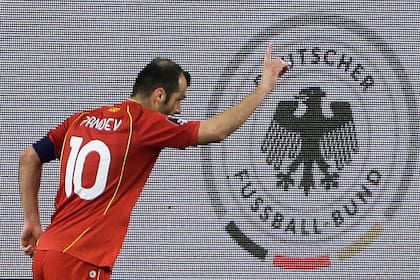 Goran Pandev, lider futbolístico de Macedonia, celebra su gol ante Alemania