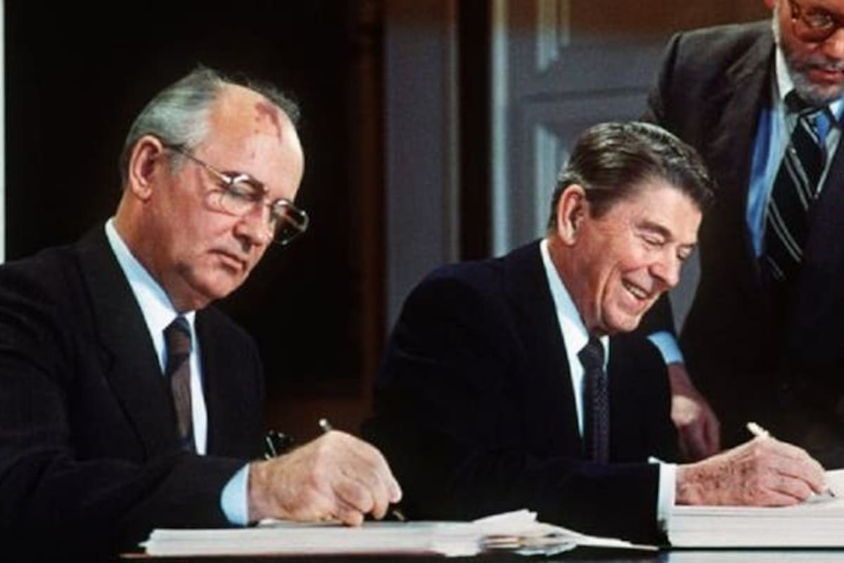 Gorbachov con Reagan protagonizaron un inédito encuentro entre las potencias enfrentadas por la Guerra Fría