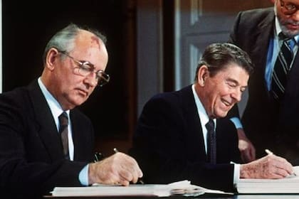 Gorbachov con Reagan protagonizaron un inédito encuentro entre las potencias enfrentadas por la Guerra Fría