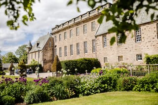 El particular colegio pupilo de las highlands de Escocia donde estudió la realeza británica