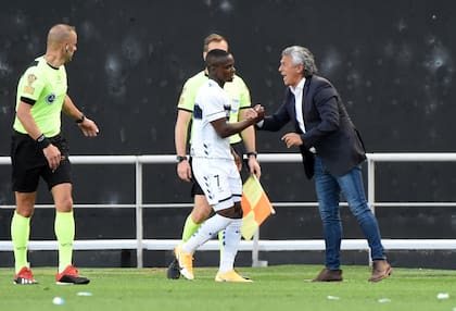 Gorosito felicita a Carbonero después del golazo del colombiano