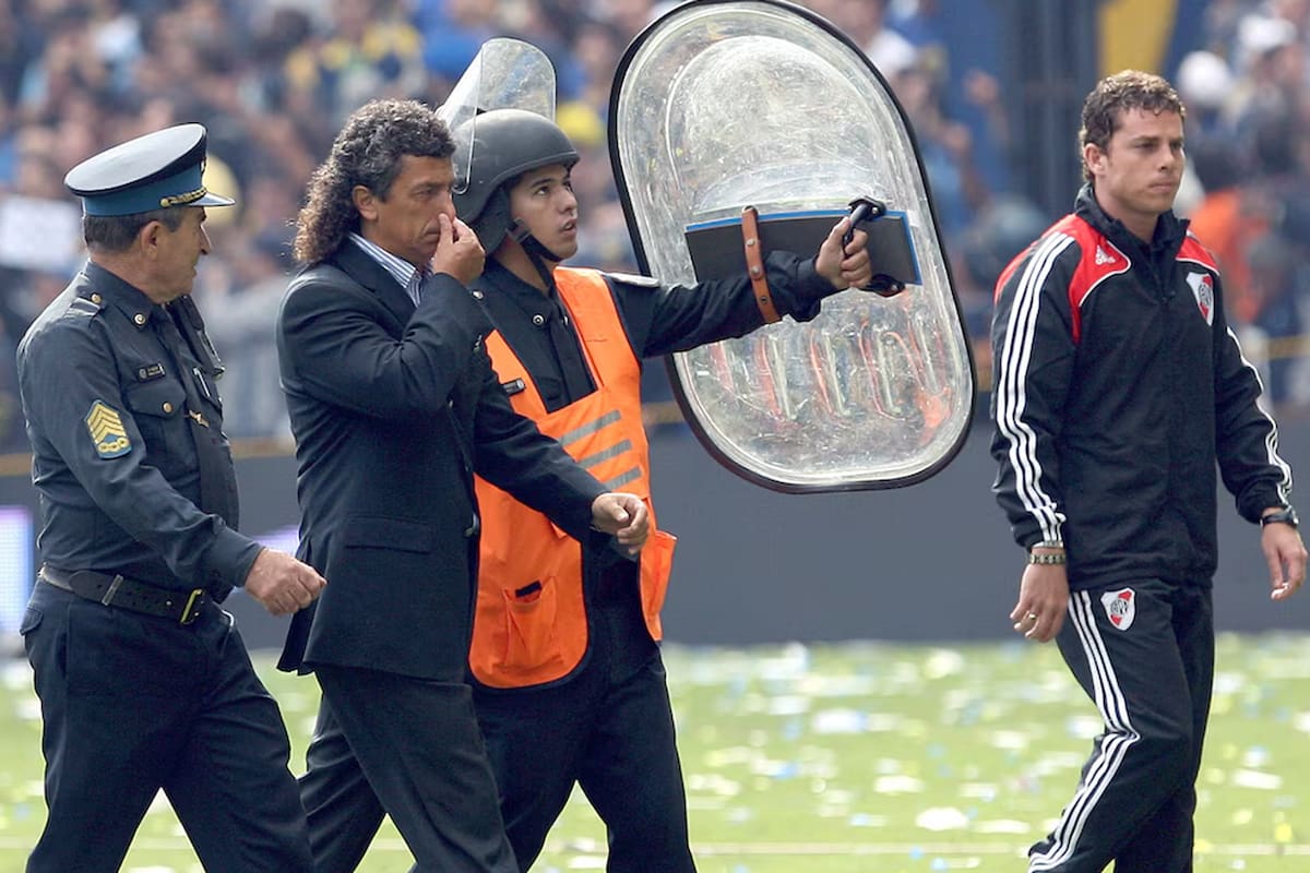 Gorosito se tapa la nariz, en una visita a la Bombonera como DT de River